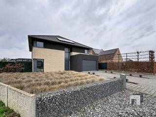 <p><span>MODERNE WONING IN TESSENDERLO MET UITSTEKENDE LOCATIE</span></p><p><span> </span></p><p><span>Deze indrukwekkende moderne woning is gelegen in Tessenderlo en biedt een perfecte combinatie van ruimte, stijl en comfort. Met een bewoonbare oppervlakte van 291 m² en een grondoppervlakte van 850 m² beschikt deze eigenschap over alle voorzieningen die u voor een comfortabel gezinsleven nodig heeft.</span></p><p><span> </span></p><p><span>INDELING EN RUIMTES</span></p><p><span> </span></p><p><span>De leefruimte en keuken zijn open en ruim voorzien van veel ramen waarvan één zeer grote schuifdeur die rechtstreeks toegang geeft tot het terras.</span></p><p><span>Naast de keuken is een handige berging met deur naar buiten, het toilet is voorzien van wasmeubel.</span></p><p><span>De woning bevat vijf slaapkamers waarvan 4 ruime kamers en één kleine kinderkamer, wat uitstekend is voor gezinnen of voor wie extra ruimte wenst voor thuiswerkplek of gastenkamers. Elke slaapkamer is voorzien van modern comfort en natuurlijke lichtinval. De badkamer is functioneel en modern ingericht met </span></p><p><span>zowel bad als douche.</span></p><p><span>De woning beschikt over een ruime inpandig garage.</span></p><p><span> </span></p><p><span>INTERIEUR HIGHLIGHTS</span></p><p><span> </span></p><p><span>Het interieur kenmerkt zich door een stijlvolle open indeling met een zeer ruime woon- en eetkeukenzone. De moderne keuken is volledig uitgerust met hoogwaardige inbouwapparatuur en een schoon, wit design afgewerkt met een natuursteentablet. </span></p><p><span>Grote ramen en glasschuifdeuren zorgen voor optimale lichtinval en creëren een naadloze verbinding tussen het interieur en het buitenterrein.</span></p><p><span> </span></p><p><span>BUITENRUIMTE</span></p><p><span> </span></p><p><span>De inrit is volledig aangelegd en biedt voldoende parkeer gelegenheid, er is ook al een voorziening voor het plaatsen van tuinhuis.</span></p><p><span> </span></p><p><span>Benieuwd naar het volledige plaatje? Bel Immo Diest op 013 31 25 22 en wij leiden je graag, met een glimlach, rond in deze unieke woning.</span></p><p><span> </span></p>