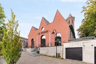 <p>Deze eigendom is TOPgelegen aan de Passage en aan de Sint-Hermesbasiliek en biedt veel potentieel.</p><p>Grote herenwoning genietend van prachtige uitzichten, op een toplocatie. <br />Aangename grote ruimtes, enorm veel potentieel. <br />INDELING: inkom en traphal, diverse kantoorruimtes, leefruimte, keuken, extra groot bijgebouw + verdiep, 5 slaapkamers en grote zolder.</p><p>Ideale gezinswoning, kantoren/burelen/praktijk of als investering.</p><p>Goede investering op een TOPLOCATIE.</p><p>Bezoek na afspraak met Immo Beguin: info@immobeguin.be</p>