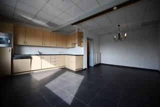 Appartement 130 m² op 1ste verdiep met ruime lichtrijke leefruimte, keuken met keramische kookplaat, spoelbak, oven &amp; vaatwasser. Het appartement heeft ook een berging met aan-en afvoer voor wasmachine, zekeringkast en een mooi zonneterras. Op de duplex zijn 2 slaapkamers en de badkamer met ligbad, lavabomeubel, toilet. <br />Mogelijkheid tot aankoop van garagebox !<br />Het appartement heeft houten ramen met dubbele beglazing, 12cm minerale wol dakisolatie in hellend dak en in plat dak, 4cm XPS muurisolatie in achtergevel, centrale verwarming en sanitair warm water met combi condensatieketel op aardgas van het merk Vaillant, radiatoren, videofoon. <br /><br />EPC-label B : 158 kWh / (m² jaar) > géén renovatieplicht<br />Elektrische keuring conform tot 22.04.2034<br />Asbestattest: asbestveilig <br />Prijs : € 169.000 (garagebox € 15.000)<br />Meer info ? 📞 +32 486 20 67 65 📧 katleen@zakenkantoor-roels.be 🌐 www.zakenkantoor-roels.be.