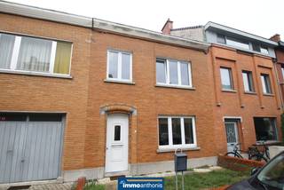 Deze leuke woning is erg goed gelegen en beschikt over o.a. 3 slaapkamers en een tuintje.<br />Bovendien is er nog een grote zolder aan die bereikbaar is met de vaste trap en waar nog 2 kamers kunnen worden bijgemaakt.<br /><br />De woning beschikt verder over een inkomhal en een ruime, doorlopende living (met een open keuken) die uitgeeft op de tuin.<br />Er is ook nog een badkamer en een apart toilet op de eerste verdieping en een enkele handige bergkelders.<br /><br />De woning is goed onderhouden en de ligging van de woning is voornaam: in een zeer aangename woonwijk en op nog geen kilometer van het station!<br />En het asbestinvenaterisattest vermeldt dat de woning "asbestveilig" is.<br /><br />Beslist een bezoek waard!<br /><br /><em>Te bezichtigen na TELEFONISCH contact op 016 23 44 16 tijdens de openingsuren, bedankt.<br />VIEWINGS AFTER CALLING US ON 016 23 44 16 during office hours, thx.</em>