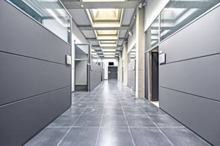 UNIEK ONTWIKKELINGSPROJECT CENTRUM VEURNE.<br /><br />Op zoek naar een bijzonder vastgoedproject met karakter, potentieel én een uitgewerkt toekomstscenario in het centrum van Veurne? Dit voormalige bankgebouw biedt een unieke ontwikkelingsopportuniteit met een totale oppervlakte van circa 650 m².<br /><br />Voor het gebouw werd een ontwikkelingsconcept uitgewerkt met één stadswoning, twee appartementen en een handelsgelijkvloers. Hiervoor is momenteel een vergunningsaanvraag lopende. Het project werd reeds uitvoerig besproken met de gemeente, waardoor de toekomstige mogelijkheden en uitgangspunten vooraf grondig konden worden afgetoetst. De plannen voor de voorgestelde ontwikkeling zijn beschikbaar en geven een duidelijk beeld van de beoogde indeling. Uiteraard zijn deze plannen en de voorziene invulling onder voorbehoud van het verkrijgen van de vereiste vergunningen. Op het gelijkvloers werd een ruime stadswoning van 140 m² netto ingetekend, met 3 slaapkamers en een aangename binnenpatio van 30 m². De woning biedt een comfortabele woonindeling en beschikt dankzij de private patio over een mooie buitenruimte. Eveneens op het gelijkvloers bevindt zich een royale handels- en/of kantoorruimte van 390 m². Deze ruime oppervlakte biedt tal van mogelijkheden voor een zelfstandige activiteit, kantoor, handelszaak of andere professionele invulling, afhankelijk van de geldende voorschriften. Op de eerste verdieping bevindt zich een ruim appartement van 108 m² netto, voorzien van 3 slaapkamers. Als extra troef beschikt dit appartement over een ruim dakterras van maar liefst 39 m², een bijzonder aangename buitenruimte die het appartement extra woonkwaliteit geeft. Op de tweede verdieping, onder het dak, werd een tweede ruim appartement voorzien van 121 m² netto, eveneens met 3 slaapkamers. Dit appartement beschikt bovendien over een terras van 10 m². De vermelde oppervlaktes van de stadswoning en appartementen zijn netto oppervlaktes, exclusief terrassen, balkons en andere buitenruimtes.<br /><br />Unieke kans mogelijkheid tot 1 commerciële ruimte & 3 woongelegenheden voor nog geen 490.000€.<br /><br />De huidige eigenaar heeft reeds heel wat voorbereidend werk verricht, waardoor een toekomstige koper niet van nul hoeft te beginnen. Dit maakt het project bijzonder interessant voor wie op zoek is naar een vastgoedontwikkeling met een duidelijke visie en reeds uitgewerkte basis.<br /><br />Ook het bestaande gebouw zelf beschikt over heel wat karakter en authentieke elementen. Bij het binnenkomen wordt u verwelkomd in een ruime en statige inkomhal met een afgesloten glazen bureelruimte. Links bevindt zich de voormalige kluis, een bijzonder en karaktervol element dat duidelijk verwijst naar de oorspronkelijke functie van het pand.<br /><br />Verder beschikt het gebouw over een ruime hal met toegang tot verschillende afzonderlijke kantoor- en praktijkruimtes, een gemeenschappelijke keuken, sanitaire voorzieningen en een tuin. Op de verdieping bevindt zich onder meer een ruime kantoorruimte met vergaderzaal van circa 95 m² en sanitaire voorziening. Via de vaste trap bereikt u vervolgens de ruime zolderverdieping, die bijkomend potentieel biedt binnen het geheel.<br /><br />De centrale ligging in Veurne vormt een sterke troef en biedt een aantrekkelijke uitgangspositie voor zowel de residentiële als commerciële invulling. De combinatie van de bestaande architecturale uitstraling, de ruime oppervlakte en de mogelijkheid om het gebouw een hedendaagse uitstraling te geven, zorgt voor een project met een unieke identiteit.<br /><br />De voorkeur gaat uit naar een verkoop van het volledige project als één geheel. De verkoper staat echter open voor een dialoog rond een eventuele aankoop van een afzonderlijk onderdeel. Heeft u bijvoorbeeld uitsluitend interesse in het handelsgelijkvloers of heeft u een andere concrete aankoopstructuur in gedachten? Ook dit kan steeds worden besproken.<br /><br />Wenst u meer informatie over de beschikbare plannen, de lopende vergunningsaanvraag en de verdere mogelijkheden van dit unieke project? Contacteer ons voor het volledige dossier of een bezoek ter plaatse.<br /><br />Foto's 1, 3, 5, 9, 11 en 14 zijn met behulp van AI bewerkt en dienen uitsluitend ter illustratie en visualisatie van de mogelijke toekomstige inrichting en afwerking. De beelden zijn indicatief en kunnen afwijken van de uiteindelijke realisatie.