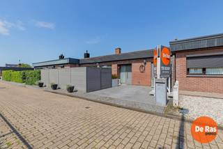 EERSTE BEZOEKDAG ZONDAG 5/07 VAN 10U TOT 14U (enkel op afspraak!)<br /><br />WICHELEN - Deze instapklare woning vindt u op een uitstekende locatie nabij het dorp van Wichelen. De ligging van dit pand is bijzonder aantrekkelijk met scholen, banken, supermarkten, horecazaken en winkels in de directe omgeving. Daarnaast geniet deze woning van een heel goede bereikbaarheid door de nabijheid van het openbaar vervoer, station en belangrijke invalswegen.<br /><br />Naar indeling toe beschikt de woning over een inkomhal met gastentoilet, een volledig geïnstalleerde keuken, een lichtrijke woonkamer, een berging, een badkamer, een nachthal en 2 ruime slaapkamers.<br /><br />Zowel vooraan als achteraan beschikt de woning over een aangenaam terras. De oprit biedt plaats aan 1 wagen.<br /><br />Naar comfort toe is de woning voorzien van dakisolatie (10cm), HR-glas (ALU), centrale verwarming op stookolie, zonnepanelen (10), laadpaal,...<br /><br />Optioneel is er de mogelijkheid om een garage mee aan te kopen aan €20.000.<br /><br />Kortom, bent u op zoek naar een instapklare woning met 2 slaapkamers en 2 terrassen met parkeermogelijkheid op een uitstekende locatie? Aarzel dan niet en maak snel uw afspraak: 053/60.65.60<br /><br />De vermelde prijs is een richtprijs. Na ontvangst van de biedingen zal de verkoper beslissen of hij/zij de eigendom verkoopt aan het beste bod. De richtprijs is aldus niet bindend voor de verkoper. Voor meer info kunt u ons contacteren of het reglement raadplegen op onze website.
