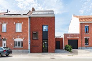 Hectaar bouwt drie nieuwbouwwoningen in Wervik, centraal gelegen nabij verschillende voorzieningen. Scholen, winkels, sportfaciliteiten en het stadscentrum zijn vlot bereikbaar. Dankzij de nabijheid van openbaar vervoer en belangrijke invalswegen ben je bovendien snel onderweg richting Ieper of Kortrijk - ideaal voor wie op zoek is naar een centraal gelegen en energiezuinige woning.<br /><br /><strong>Indeling van lot 03:</strong><br />Gelijkvloers: Inkomhal met gastentoilet en vestiaire ruimte, lichtrijke leefruimte met open keuken en een ruime berging.<br />Verdieping 1: Nachthal met apart toilet, ruime slaapkamer en een badkamer met ligbad, inloopdouche en dubbele lavabo<br />Verdieping 2: twee ruime slaapkamers <br />Zolderverdiep: zolder bereikbaar via zolderluik – ideaal als extra berging<br /><br /><strong>Troeven van deze woningen:</strong>
<ul>
<li>Energiezuinig wonen</li>
<li>Zonnepanelen (E20)</li>
<li>Regenwaterput van 7.500L aangesloten op toiletten, wasmachine en buitenkraan </li>
<li>Oprit met rechtstreekse toegang tot de bergruimte</li>
<li>Inclusief aanleg oprit en terras </li>
<li>Laminaat in de nachthal en slaapkamers</li>
</ul>
Contacteer ons vandaag nog voor meer informatie of een afspraak op ons kantoor te Roeselare.