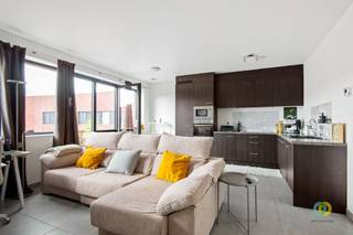 <p><span>Vilvoorde : Dans la résidence « t Sas », récemment construite, vous trouverez cet appartement situé au troisième et dernier étage d'un immeuble moderne équipé d'un ascenseur. Il se compose d'un agréable espace de vie lumineux avec une cuisine ouverte entièrement équipée, d'une terrasse conviviale, d'une chambre et d'une chambre pour bébé ou d'un bureau, d'une salle de bains avec douche à l'italienne, de toilettes séparées et d'un débarras avec branchement pour lave-linge.</span></p><p><span>Grâce à l'utilisation de matériaux intemporels dans des tons neutres, l'appartement présente un aspect frais et jeune. Il est loué avec une place de parking attitrée dans le garage commun (incluse dans le prix).</span></p><p><span>Cette résidence fait partie du projet « 4 Fonteinen » qui offre de nombreux avantages et équipements à ses résidents. À proximité se trouvent un hypermarché et une nouvelle école, et un sentier pédestre longeant la Senne vous permet de rejoindre facilement le centre-ville. Il existe également un pont piétonnier et cyclable qui vous mène directement de l'autre côté du canal, vers le domaine Drie Fonteinen et ses installations sportives.</span></p><p><span>Disponible à partir du 01/12/2026.</span></p><p><span>Charges des parties communes et de l'ascenseur : 100 /mois</span></p><p><span> </span></p>