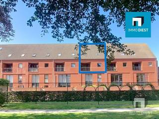 <p><span> </span></p><p><span>NIEUWE VOORWAARDEN !!</span></p><p><span>BEL VOOR EEN BEZOEK OP 013 31 25 22</span></p><p><span>Duurzame duplex appartement op een centrumligging. Voor alleenstaanden, voor jonge gezinnen, voor mensen die de overstap maken van woning in de rand naar het stadscentrum!</span></p><p><span>Immo Diest biedt een ruim en energiezuinig duplexappartement aan met 3 slaapkamers, 4 zonnepanelen, ondergrondse autostaanplaats en grote kelder/berging met laadmogelijkheid voor elektrische wagen, op topligging in centrum Diest met zicht op Park Cerckel.</span></p><p><span>Het appartement ligt op de 1ste en 2de verdieping en heeft een lichtrijke leefruimte met mooi zicht op het park, volledig ingerichte keuken, berg-/wasruimte, gastentoilet, 3 volwaardige slaapkamers en een badkamer met ligbad en tweede toilet. De zolderverdieping ( met mogelijk veluxraam ) biedt bijkomend potentieel als extra slaapkamer, bureau, hobby- of fitnessruimte.</span></p><p><span>Duurzame troeven:</span></p><ul><li><span>EPC-label B</span></li><li><span>extra: 4 zonnepanelen aangesloten op de privé-elektriciteitsmeter</span></li><li><span>Elektriciteit conform</span></li></ul><p><span> </span></p><p><span>Mobiliteit & comfort:</span></p><ul><li><span>Ondergrondse autostaanplaats in hartje Diest, onbetaalbaar op deze locatie</span></li><li><span>Zeer grote private kelder/berging naast de staanplaats, ideaal om een laadpaal te plaatsen of de wagen op te laden via het stopcontact</span></li><li><span>Mogelijkheid om een interne lift te voorzien tussen living en slaapkamers</span></li></ul><p><span> </span></p><p><span>De autostaanplaats en de kelder/berging kan je bijkopen voor 30 000 Euro. </span></p><p><span> </span></p><p><span>Dit appartement is ideaal voor wie centraal, comfortabel en toekomstgericht wil wonen, én interessant als investering (indicatief bruto-huurrendement ca. 3,51%). </span></p><p><span>Contact: Immo Diest – 013 31 25 22 – </span><span><span>info@immodiest.be</span></span><span> of Jan Vanonckelen – 0498 52 64 52 – </span><span><span>jan.vanonckelen@immodiest.be</span></span><span>.</span></p><p><span> </span></p><p><span> </span></p>