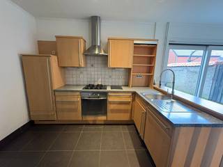 Deze knusse en praktisch ingedeelde gezinswoning is gelegen in Oud Stene te Oostende, op een gunstige en goed bereikbare locatie. De woning...