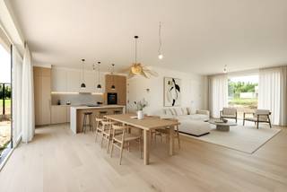 Deze ENERGIEZUINIGE WONING MET BIJGEBOUW is gelegen in Hulste (Harelbeke) met name in de Brugsestraat 164B op een perceel grond 547 m² met een bewoonbare oppervlakte van maar liefst 185 m². U beschikt tevens over een BIJGEBOUW van 24 m² die U nog naar believen kan inrichten als 2de garage of PRAKTIJKRUIMTE! <br /><br />PLUSPUNTEN:<br />* AFWERKING NAAR KEUZE INCLUSIEF <br />* ENERGIEZUINIG<br />* ZONNEPANELEN 8 STUKS<br />* VENTILATIE TYPE D<br />* REGENWATER 10.000 liter<br />* VLOERVERWARMING VIA WARMTEPOMP<br />* BIJGEBOUW (24 m²)<br />* 6 % BTW MOGELIJK <br /><br />INTERIEUR:<br />U komt binnen via de inkomhal met apart gastentoilet. Vervolgens komt u in de aangename, lichtrijke leefruimte (35 m²) met een gezellige zit- en eethoek. Aansluitend bevindt zich de ruimte op een open keuken te installeren. <br />Daarnaast is er een praktische berging (3,5 m²) en een inpandige garage (21 m²) met een handige achterdeur naar de tuin.<br />Op de bovenverdieping bevinden zich drie ruime slaapkamers (16 m² | 14,5 m² | 13 m²), een stijlvolle badkamer met inloopdouche, ligbad en lavabomeubel, een apart toilet en een praktische wasplaats (5,5 m²).<br /><br />EXTERIER:<br />De woning beschikt over een aan te leggen tuin van 320 m², georiënteerd op het noordoosten. Op het perceel is er private parkeergelegenheid en een extra bijgebouw (24 m²) dat flexibel kan worden ingericht, bijvoorbeeld als garage, werkruimte of hobbyruimte.