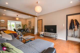 <p><span>Instapklare woning in Hofstade</span></p><p><span> </span></p><p><span>Deze instapklare woning is centraal gelegen nabij het centrum van Hofstade, op wandelafstand van het Bloso-domein Hofstade. Dankzij de vlotte verbinding richting Mechelen, Leuven, Brussel en Antwerpen geniet je hier van een uitstekende bereikbaarheid. Openbaar vervoer, winkels en andere voorzieningen bevinden zich bovendien vlakbij.</span></p><p><span> </span></p><p><span>Via de inkomhal met aparte gastentoilet kom je in de leefruimte met volledig geïnstalleerde keuken en een praktische berging. Daarnaast heb je op het gelijkvloers ook een slaapkamer, badkamer uitgerust met wastafel & inloopdouche, en een aparte ruimte die kan dienen als dressing of extra slaapkamer. Daarnaast is er nog een bijkomende berging of bureauruimte voorzien.</span></p><p><span> </span></p><p><span>Een grote troef aan deze woning is de ruime verdieping, deze is bereikbaar via een vaste trap in de inkomhal. De ruimte kan volledig ingericht worden naar eigen smaak en behoeften, met de mogelijkheid om extra slaapkamers en een bijhorende badkamer te creëren. Hierdoor biedt de woning heel wat potentieel voor gezinnen of wie op zoek is naar extra ruimte in de toekomst. </span></p><p><span> </span></p><p><span>De onderhoudsvriendelijk tuin, toegankelijk vanuit de keuken, vormt de perfecte plek om te genieten.</span></p><p><span> </span></p><p><span>Zin om van deze woning jouw nieuwe thuis te maken? Neem vandaag nog contact met ons op voor een bezoek!</span></p><p><span> </span></p><p><span>015 20 36 00 - info@domoxim.be </span></p><p><span> </span></p><p><span>domoXim. Waar dromen thuis komen!</span></p><p><span> </span></p><p><span>Ook de waarde van je </span><span>eigen</span><span> woning kennen? Wij geven je graag advies.</span></p>