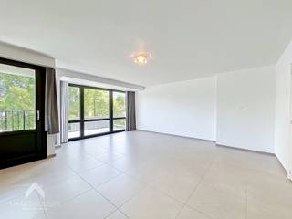 <p>Instapklaar hoekappartement in het hart van Sint-Andries bestaande uit een inkomhal met afzonderlijk toilet, lichtrijke leefruimte met eet-en zithoek, volledig uitgeruste keuken, zongericht terras + balkon, 2 volwaardige slaapkamers, berging, ingerichte badkamer (inloopdouche + lavabomeubel) en een garage die mogelijk bij te kopen is aan 40.000€</p>
<p></p>
<p>Extra troeven:</p>
<ul>
<li>Energiezuinig</li>
<li>Dubbele beglazing en CV op gas</li>
<li>Recent gerenoveerd</li>
<li>Sublieme locatie (Mobiscore 8,9/10)</li>
<li>Lift aanwezig en openzicht</li>
<li>Lichtrijk (hoekappartement)</li>
<li>Instapklaar</li>
</ul>
<p></p>
<p>Dit appartement is te koop ZONDER makelaar via het concept van Smart Houses! Verdere inlichtingen of bezoek? Contacteer rechtstreeks de eigenaar via 0473/27.72.27</p>