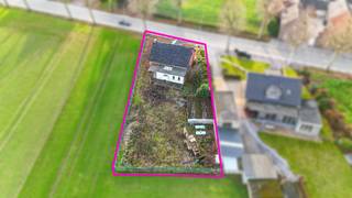 <p>Ontdek deze ruime en karaktervolle woning op een uitstekende ligging tussen Kortessem en Tongeren. Deze eigendom combineert rust, ruimte en een vlotte bereikbaarheid en vormt een ideale opportuniteit voor wie op zoek is naar een renovatieproject met potentieel.</p>
<p>De woning beschikt over een bewoonbare oppervlakte van ca. 175 m² en is gelegen op een royaal perceel van 1.021 m² met een straatbreedte van 20 meter. Dankzij deze afmetingen biedt het pand tal van mogelijkheden voor wie droomt van een ruime gezinswoning of een interessante investering.</p>
<p>Op het gelijkvloers bevinden zich een ruime inkomhal met open trap, een lichtrijke woonkamer met mooi open zicht, een aparte eetkamer, keukenruimte, bureau of extra slaapkamer, badkamer en een afzonderlijk toilet. Verder is er een inpandige garage en een extra garage in de tuin.<br />De verdieping telt twee slaapkamers en een zolderruimte. Bovendien is de woning volledig onderkelderd, ideaal voor opslag, hobbyruimte of werkplaats.</p>
<p>De volledig omheinde tuin geniet van een prachtig open zicht op de natuur. De woning wordt verkocht met kennisname van een onbewoonbaarheidsbeslissing en dient gerenoveerd te worden, maar biedt een uitstekende basis voor wie op zoek is naar een waardevol project.</p>
<p>Sterke troeven:</p>
<ul>
<li>Rustige ligging tussen Kortessem en Tongeren</li>
<li>Perceel van 1.021 m² met 20 m straatbreedte</li>
<li>Bewoonbare oppervlakte van ca. 175 m²</li>
<li>Volledig onderkelderd + twee garages</li>
<li>Mooi open zicht in groene omgeving</li>
<li>Interessant renovatie- of investeringsproject</li>
</ul>
<p>Maatregelen opgenomen in het Maatregelenregister: nee</p>
<p>Voor een bezichtiging ter plaatse of meer info, bel ons op 078/78.78.70, of kom gewoon binnen op ons kantoor, steeds welkom!</p>
