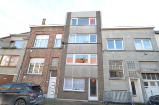 Appartement op de 3de verdieping in een kleine residentie, centraal gelegen in de buurt van het Vlaams Plein.Indeling:Inkomhall, apart toilet,...