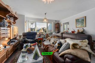 Dit aangename appartement bevindt zich in een kleinschalige residentie op een uiterst rustige en toch vlot bereikbare locatie in Blankenberge op de eerste verdieping. <br /><br />Bij het binnenkomen wordt u verwelkomd in een ruime inkomhal met apart gastentoilet. Vervolgens leidt de hal naar de lichtrijke leefruimte, waar grote raampartijen zorgen voor een aangename natuurlijke lichtinval. Aansluitend vindt u de praktische keuken, perfect geschikt voor dagelijks gebruik.<br /><br />De badkamer is uitgerust met een ligbad en biedt voldoende ruimte. Verder beschikt het appartement over twee ruime en volwaardige slaapkamers, ideaal als hoofdslaapkamer en logeerkamer of bureauruimte.<br /><br />Een bijkomend pluspunt: het appartement beschikt over een conforme elektrische keuring.<br /><br />Het appartement is momenteel verhuurd, wat het ook een interessante investeringsopportuniteit maakt voor wie op zoek is naar een stabiel en zorgeloos rendement.<br /><br />Daarnaast is er de mogelijkheid om een garagebox in dezelfde residentie aan te kopen voor een meerprijs van €35.000.<br /><br />Kortom, een instapklaar en verzorgd appartement op een aangename, rustige ligging in Blankenberge. Ideaal als vaste woonst, tweede verblijf of investering.<br /><br />