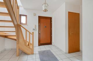 Cette maison 4-façades offre beaucoup d’espace et de possibilités sur un terrain de plus de 11 ares. Le hall d’entrée avec toilette invités mène à...