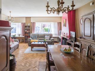 <strong>Stijlvol tweeslaapkamerappartement met mid-century karakter nabij Gent-Sint-Pieters</strong><br /><br />Dit verzorgd appartement met een bewoonbare oppervlakte van 92 m² bevindt zich op de gelijkvloerse verdieping en geniet, dankzij de gunstige oriëntatie, van een aangename en warme lichtinval gedurende de hele dag.<br /><br />De residentie is een kleinschalig en goed onderhouden gebouw met tien entiteiten, gelegen in de rustige en residentiële Sportstraat.<br /><br />De centrale inkomhal met vestiaire en zithoek vormt het hart van het appartement en biedt toegang tot alle ruimtes. Aan de straatzijde bevindt zich de lichtrijke leefruimte met eetplaats. Met zijn originele mozaiek parketvloeren en marmeren schouwelement geven het geheel een tijdloze uitstraling in typische jaren ’60-stijl.<br /><br />Centraal in het appartement liggen de keuken met aansluitende wasplaats en de badkamer. Aan de achterzijde bevinden zich twee ruime slaapkamers, waarvan één via een groot raam uitgeeft op de buitenruimte en de achtergelegen garages.<br /><br />Huurprijs: 1.052 euro/maand (incl. kosten)<br />Reeds 22 jaar verhuurd aan een oudere dame die absolut wenst te verder te huren.<br /><br />Extra troef is privatieve kelderberging en de mogelijkheid tot het kopen van een garagebox aan 40.000 euro<br /><br /><strong>Kortom, een interessante investering op een topligging, met een betrouwbaar rendement in een verzorgd gebouw.</strong><br /><br />(Aandeel kosten opmeting en opmaak basisakte ten laste van de koper)<br />Voor meer informatie, mail naar info@carloeggermont.be