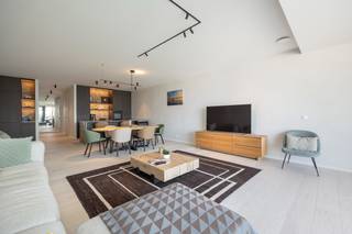 <p>Luxueus appartement met prachtig terras en fenomenaal uitzicht op de jachthaven gelegen. <br /><br />De ruime zitplaats, eetruimte en open keuken vloeien naadloos in elkaar over. Vanuit de leefruimte heeft men toegang tot een west-georienteerd terras met prachtig zicht over de Jachthaven van Antwerpen. In de zomer een zonovergoten terras, in de winter een cosy wintertuin. <br /><br />De nachthal leidt naar twee ruime slaapkamers, waarvan de hoofdslaapkamer beschikt over een dressingruimte en royale badkamer. De tweede slaapkamer beschikt tevens over ingemaakte kasten en een badkamer voorzien van een wastafel en douche. <br /><br />In de hal vindt u verder nog het gastentoilet en ruime bergplaats terug met aansluiting voor wasmachine en droogkast. <br /><br />Mogelijkheid tot aankoop van een autostaanplaats aan 40.000 euro. <br /><br />Bijzonderheden :<br />- Luxueuze residentie met frontaal zicht op het Willemdok<br />- Recent gebouwde residentie<br />- High-end en kwaliteitsvolle afwerking met vele maatkasten<br /><br /><br /><br /></p>