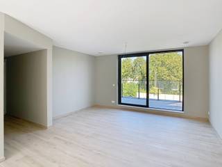 <p>Dit nieuwbouwappartement met 2 slaapkamers in het centrum van Lubbeek biedt een aangename combinatie van modern wooncomfort, ruimte en een praktische ligging. Het appartement is onmiddellijk beschikbaar en vormt een aantrekkelijke woonplek voor wie op zoek is naar een instapklaar appartement met ruime leefruimte, twee terrassen en hedendaagse technieken.</p><p> </p><p>Bij binnenkomst kom je terecht in een verzorgde inkomhal die toegang geeft tot de verschillende leefruimtes. De ruime leefruimte vormt het hart van het appartement en geniet dankzij de open keuken van een aangenaam en ruimtelijk gevoel. De keuken is praktisch ingericht en beschikt over een vaatwasmachine, combioven en koelkast, waardoor je over alle nodige toestellen beschikt voor het dagelijkse comfort.</p><p> </p><p>Vanuit de leefruimte heb je toegang tot twee terrassen. Achteraan bevindt zich een bijzonder ruim terras dat over de volledige lengte van het appartement loopt. Dit vormt een mooie verlenging van de leefruimte en biedt volop mogelijkheden om buiten te genieten, te ontspannen of gezellig te tafelen. Ook aan de voorzijde beschikt het appartement over een terras.</p><p> </p><p>Het appartement beschikt over 2 slaapkamers. De badkamer is uitgerust met een ligbad waarin je ook kunt douchen en een dubbele lavabo. Daarnaast is er een afzonderlijk gastentoilet, wat het dagelijkse gebruik bijzonder praktisch maakt.</p><p> </p><p>Ook op het vlak van comfort en technieken is dit nieuwbouwappartement volledig afgestemd op hedendaags wonen. Vloerverwarming zorgt voor een aangename warmteverdeling, terwijl het ventilatiesysteem D bijdraagt aan een comfortabel binnenklimaat. Water en elektriciteit zijn individueel. Voor de gemeenschappelijke kosten wordt een provisie van 60 euro per maand voorzien.</p><p> </p><p>Praktische bergruimte is eveneens aanwezig. Bij het appartement hoort een kelderberging en er is bovendien extra bergruimte boven in het appartement, in de ruimte waar de technische installaties zich bevinden. Hier zijn ook aansluitingen voor een wasmachine en droogkast voorzien. Daarnaast beschikt het appartement over een autostaanplaats, een praktische troef voor wie over een wagen beschikt.</p><p> </p><p>De ligging in het centrum van Lubbeek maakt het geheel extra aantrekkelijk. Je woont centraal en combineert het comfort van een nieuwbouwappartement met de nabijheid van de voorzieningen van de gemeente. De combinatie van 2 slaapkamers, een ruime leefruimte met open keuken, twee terrassen, een autostaanplaats en verschillende bergruimtes maakt dit appartement bijzonder compleet.</p><p> </p><p>De huurprijs bedraagt 995 euro per maand, met een provisie van 60 euro per maand voor de gemeenschappelijke kosten. Water en elektriciteit zijn individueel. Het appartement is onmiddellijk beschikbaar. Interesse in dit nieuwbouwappartement in Lubbeek, neem dan gerust contact op voor meer informatie of een bezoek via www.living-stone.be! </p>