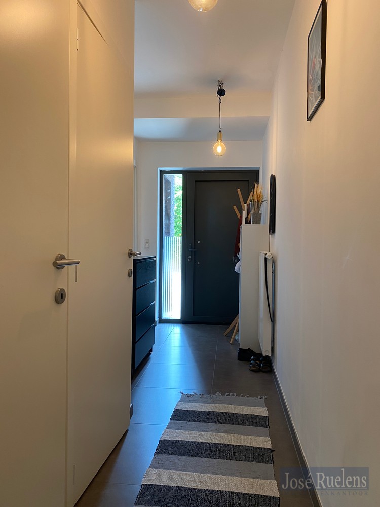 Leuk gelijkvloers 1-slaapkamer appartement met aangename tuin. - foto 4