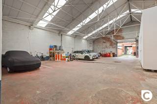 <p><span>Uniek magazijn van 450 m² met showroom & woning </span></p><p><span>Dit uitzonderlijke pand combineert het comfort van een instapklare woning met de ongeëvenaarde mogelijkheden van een ruim magazijn én showroom ideaal voor wie wonen en werken wil combineren of nood heeft aan veel opslagruimte.</span></p><p><span>Ligging<br /></span><span>Gelegen in een autoluwe en groene omgeving, op wandelafstand van openbaar vervoer, winkels en het prachtige Fort 5-park. Scholen en belangrijke invalswegen bevinden zich vlakbij, waardoor zowel rust als bereikbaarheid gegarandeerd zijn.</span></p><p><span>Indeling woning</span></p><ul><li><span>Gelijkvloers:</span><span><br /></span><span>Ruime open ruimte die momenteel dienstdoet als opslag, maar ook perfect kan worden ingericht als bureau, praktijk of hobbyruimte. Apart sanitair aanwezig. Via een half niveau hoger bevindt zich de eerste slaapkamer.</span></li><li><span>Eerste verdieping:</span><span><br /></span><span>Lichte, ruime leefruimte met grote ramen. Aansluitend een ingerichte keuken (oven, spoelbak, inductiekookplaat, vaatwasser) met toegang tot een gezellig terras. Badkamer is voorzien van een toilet, lavabo en inloopdouche met aangrenzend de tweede volwaardige slaapkamer.</span></li></ul><p><span>Magazijn & showroom<br /></span><span>Achter de woning bevindt zich een indrukwekkend magazijn van maar liefst </span><span>350 m²</span><span> met een aparte toegangspoort, én een aangrenzende showroom van </span><span>100 m²</span><span> met aparte ingang. Deze ruimtes bieden eindeloze mogelijkheden: opslag, productie, atelier, handelsruimte, events</span></p><p><span>Extra troeven</span></p><ul><li><span>Uitzonderlijke combinatie van woning + professioneel bruikbare ruimtes</span></li><li><span>Totaaloppervlakte magazijn & showroom: 450 m²</span></li><li><span>Meerdere toegangen en indelingsmogelijkheden</span></li><li><span>Strategische ligging in rustige, groene buurt met uitstekende bereikbaarheid</span></li></ul><p><span>Een pand als dit komt zelden op de markt ideaal voor ondernemers, zelfstandigen, creatieve beroepen of gezinnen die extra ruimte waarderen.</span></p><p><span> </span></p><p><span>Op zoek naar woning met magazijn op een toplocatie? Mis deze kans niet en plan vandaag nog uw bezoek!</span></p>