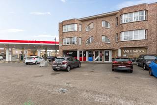 Centraal gelegen appartement op de 1eV op wandelafstand van verschillende winkels, scholen en het openbaar vervoer!  Er is parkeergelegenheid in de straat.  <br /><br />Dit eigendom werd gebouwd in 1990 en werd steeds goed onderhouden.  Het is volledig asbest vrij en heeft een goede EPC score: Label B.  De indeling is als volgt: 1eV: een inkomhall, een woonkamer, een keuken, een apart toilet, een berging, een badkamer met 2e toilet en 3 slaapkamers. <br /><br />Er is geen lift aanwezig.  Momenteel is het appartement verhuurd.  De gemeenschappelijke kosten bedragen €30,-/maand. <br /><br />Voor meer info of een bezichtiging ter plaatse kan u ons contacteren via 03 459 99 99 of info@leximmo.be!