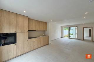 Ontdek dit prachtige gelijkvloerse appartement, rustig en centraal gelegen in het hart van Dadizele, op wandelafstand van de Basiliek.<br /><br />Dankzij de ligging op het gelijkvloers geniet je van een vlotte toegankelijkheid en comfortabel wonen. Winkels, horeca en andere voorzieningen bevinden zich vlakbij, waardoor alles binnen handbereik is.<br /><br />Bij het binnenkomen betreden we de keuken, die aansluit op de woonkamer. Verder beschikt het appartement over één slaapkamer en een badkamer uitgerust met een praktische inloopdouche.<br /><br />Een mooie troef is de buitenruimte: het appartement beschikt over een eigen tuin met terras, ideaal om in alle rust van het buitenleven te genieten. In de tuin bevindt zich bovendien een handige tuinberging.<br /><br />Tot slot is er ook een kelder aanwezig, die zorgt voor extra praktische bergruimte.<br /><br /><strong>Huurprijs: € 700/maand<br />Beschikbaar: 01/09/2026</strong><br /><br />Interesse om dit appartement een bezoekje te brengen? Vul dan onderstaande <strong>inlichtingenfiche</strong> in en we contacteren u zo snel als mogelijk.