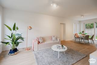 Instapklare, energiezuinige woning (EPC A) op een zonnig perceel in een rustige woonwijk te Brasschaat!Deze hoogwaardig gerenoveerde woning werd in...