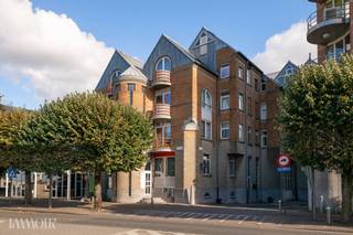 <p><span>Vivre au bord de l'eau, avec tout le confort à portée de main !</span></p><p><span>Situé dans un emplacement de choix sur les quais, cet appartement au premier étage est particulièrement bien entretenu et entièrement meublé. Grâce à sa magnifique vue sur l'eau et à sa belle luminosité, vous profiterez chaque jour d'une délicieuse sensation de calme et d'espace.</span></p><p><span>Un logement lumineux avec une vue unique</span></p><p><span>Un escalier fixe vous mène au premier étage, où le hall d’entrée donne accès à un espace de vie chaleureux et lumineux. Les grandes baies vitrées créent une ambiance agréable et offrent une vue magnifique sur l'eau. À l'avant se trouve également une petite terrasse conviviale, où vous pourrez profiter pleinement de l'air frais et de l'emplacement unique au bord du quai.</span></p><p><span>L'appartement est loué entièrement meublé, ce qui vous permet d'y emménager immédiatement. À côté se trouve la cuisine fonctionnelle, équipée de toutes les commodités nécessaires.</span></p><p><span>Aménagement confortable et pratique</span></p><p><span>L'appartement dispose d'une chambre à coucher équipée d'une armoire. La salle de bains spacieuse est équipée d'une baignoire-douche, d'un lavabo, de toilettes et d'un raccordement pour une machine à laver.</span></p><p><span>Au sous-sol, vous trouverez également un local à vélos commun et un local à poubelles séparé.</span></p><p><span>Un emplacement de choix au bord de l'eau</span></p><p><span>Son emplacement unique au bord de l’eau constitue sans aucun doute l’un des principaux atouts de cet appartement. Un logement idéal pour ceux qui recherchent un appartement prêt à emménager, entièrement meublé, offrant une vue magnifique et disposant d’un espace extérieur privé.</span></p><p>C'est<span>exactement votre nouveau chez-vous ?</span><span> Découvrez-en plus sur <span>www.immoir.be</span></span><span> et planifiez votre visite !</span></p>