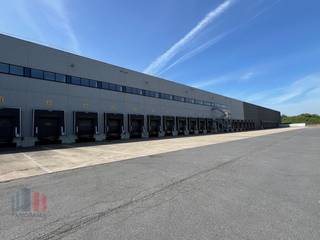 Uitstekend gelegen logistiek magazijn van 29.954 m²  met 1.241 m² kantoorruimte te huur naast de containerterminal van Willebroek en dichtbij de...