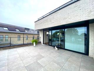 In dit ruim en lichtrijk appartement geniet u van alle hedendaags comfort. Deze residentie werd recent gebouwd, is energiezuinig en afgewerkt met kwaliteitsvolle materialen. Gelegen nabij het centrum van Sint-Eloois-Vijve met een goede bereikbaarheid naar invalswegen, autostrade, winkels en het station van Waregem. <br /><br />De indeling is als volgt:<br /><br />- Ruime inkomhal met ingemaakte maatkast die dient als schoenenkast, alsook voor wasmachine en droogkast. <br />- gastentoilet. <br />- lichtrijke leefruimte met volledig ingerichte open keuken. De keuken is voorzien van Siemens-toestellen, nl. een vaatwasser, grote koelkast, oven, microgolf, keramische kookplaat en dampkap. Aansluitend bij de keuken is er een ruime handige berging. <br /><br />Vanuit de leefruimte kan u naar het groot terras (ca. 35 m²).<br /><br />De badkamer heeft een zeer groot en handig lavabomeubel, ligbad en douche. Er zijn twee slaapkamers aan de achtergevel. Deze bieden ook toegang aan het tweede terras (ca. 35 m²) achteraan.<br /><br />De garage wordt mee verhuurd aan 70 € / maand.<br /><br />Voorzieningen:<br />- centrale verwarming op aardgas<br />- elektriciteit op dag- en nachttarief<br />- stadswater<br />- lift aanwezig.<br /><br />Syndic: € 60/maand.<br />Beschikbaar: 01/01/2027