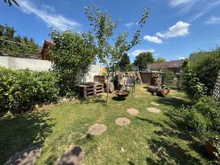 SOUS OPTION Belle maison de ville dans une rue calme proche du centre ville et des facilités. La maison se compose d'un sas d'entrée carrelé...