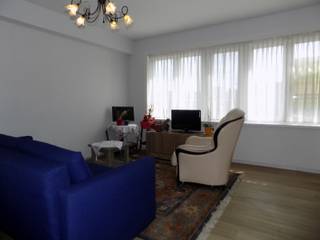 <span><span>Dit appartement biedt een unieke kans voor starters die op zoek zijn naar een eigen plekje in de stad aan zee. Twee slaapkamers, ideaal voor een alleenstaande of een stel.<br />Gelegen op 2° verdieping in een kleinschalige residentie zonder lift (lage syndickosten !).<br />De renovatie is reeds gestart met nieuwe ramen, verder, laat je creativiteit de vrije loop en richt dit appartement volledig naar eigen smaak in.<br /><br /><u>Indeling van de ruimtes:</u><br />Grote lichtrijke leefruimte aan de straatzijde, met open keuken. Vanuit de living gang met een bergruimte, wc en douchekamer. Standaard slaapkamer achteraan met lavabo, waarop een kleine slaapkamer aansluit. Ook ideaal als dressing of hobbykamer.<br /><br />De locatie is extra aantrekkelijk vanwege de nabijheid van diverse voorziengen op loopafstand. Geniet van de rustige straat met eenrichtingsverkeer, en voldoende gratis parkeermogelijkheden, de bushalte om de hoek, strand & zee op 2000 meter, en volop mogelijkheden voor ontspanning en station binnen handbereik.<br /><br /><u>Enkele troeven:</u><br />· Op het gelijkvloers gemeenschappelijk overdekte fietsberging;<br />· Op het gelijkvloers private ruime berging;<br />· Kans, indien gewenst, herinrichting naar eigen keuze;<br />· <strong>Gunstig energielabel C</strong>;<br />· op minder dan 2400 meter : centrum, oprit autostrade en alle winkelketens;<br />·<strong> </strong>Uitermate geschikt als investering met <strong>uitstekend huurrendement</strong>.<br /><br />De woning is vrij van huur. Beschikbaarheid in overleg.<br /><br />Wenst u graag meer informatie? Of liever een plaatsbezoek? Bel ons kantoor op het nummer 051/50 11 51 of mail naar diksmuide@diksimmo.be.</span></span>