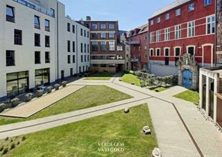 <p><span>Ligging</span><span><br />Welkom in Residentie Collegehof, gelegen op een toplocatie in de bruisende Sint-Michielsstraat, in het hart van Gent. <br />Op slechts 100 meter afstand liggen de iconische Sint-Michielsbrug, de Graslei en de Korenmarkt, met een overvloed aan winkels en restaurants.<br /><br /></span><span>Wonen met assistentie</span><span><br />Dit uniek project is gebouwd op de site van het 'Sint-Amanduscollege'.<br />Bij de ontwikkeling is speciale aandacht besteed aan het erfgoed en het historische karakter, waardoor de binnentuin van de residentie een plek van rust en schoonheid is geworden.<br /><br />De residentie bestaat uit 46 entiteiten, met professionele 24/7 woonassistentie.<br />De stijlvol ingerichte ontmoetingsruimte met salon, bibliotheek en barruimte biedt een huiselijke sfeer.<br />Op zomeravonden geniet je van het gemeenschappelijk terras in de historische binnentuin, met uitzicht op het prachtig erfgoed.<br /><br /></span><span>Appartement op 1ste verdieping</span><span><br />Het appartement, gelegen op de eerste verdieping, beschikt over een lichtrijke woonkamer met open keuken. <br />De keuken is volledig uitgerust met alle benodigde apparatuur. <br />Vanuit de woonkamer is er toegang tot het nachtgedeelte met 2 slaapkamers. <br />De badkamer is voorzien van een toilet, douche en wastafel. <br /><br />Dit appartement is recent geschilderd en verhuurd, daardoor een ideale investering voor de toekomst. </span></p>