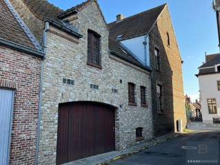 <p>Het pand heeft een bruikbare vloeroppervlakte van liefst 260m², zijnde 34m² kelderruimte, 90m² op de gelijkvloerse verdieping, 90m² op de eerste verdieping en 46m² op de derde verdieping.</p>
<p>Het pand werd reeds gestript en is direct klaar voor een koper op zijn/haar wensen uit te voeren. De verschillende open gemaakte ruimtes zorgen ervoor dat het pand kan worden gebruikt voor een COMBINATIE VAN WONEN op de verdiepingen EN WERKEN op het gelijkvloers. Voor dergelijke werkzaamheden zijn reeds hapklare BOUWPLANNEN VOOR HANDEN! Tevens kan het ook volledig als woning worden gebruikt.</p>
<p>Het pand kon nauwelijks centraler gelegen zijn en biedt u vooraan frontaal zicht op het monumentale stadhuis van Damme en opzij naar de kerk.</p>
<p>Van dit multifunctionele karakterpand uw nieuwe project maken?</p>
<p>Contacteer Bonne Vastgoed 7 op 7 voor meer info via 0468/10.40.40 of<span> </span>info@bonnevastgoed.be</p>