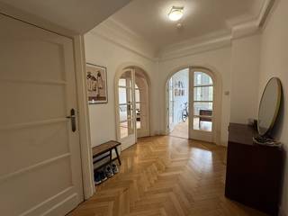 Uniek appartement van 100m² op de tweede verdieping in een gebouw voorzien van een lift.<br />Recent nieuwe ramen geplaatst<br /><br />Indeling:<br />- ruime inkomhal met vestiairekast<br />- woonkamer opgedeeld in eetruimte en zithoek<br />- volledig uitgeruste keuken<br />- ruime slaapkamer<br />- badkamer die voorzien is van een inloopdouche, toilet, lavabo en aansluiting wasmachine.<br />- bureau<br />- klein terrasje aanwezig<br /><br />Gemeenschappelijke fietsenberging en private kelderruimte aanwezig.<br /><br />200€ maandelijkse provisiekosten voor verwarming, warm en koud water, onderhoud en verbruik algemene delen en brandverzekering.