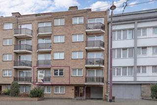 <p>Dit instapklaar 3-slaapkamerappartement met terrassen in Sint-Agatha-Berchem bevindt zich op de eerste verdieping van een goed onderhouden residentie uit 1992 en is vlot bereikbaar met de lift. Het appartement combineert een praktische indeling met aangename lichtinval en meerdere buitenruimtes, wat zorgt voor een comfortabel woongevoel.</p><p>Bij het betreden van het appartement kom je in een ruime inkomhal die toegang geeft tot de verschillende leefruimtes. De lichtrijke leefruimte vormt het hart van het appartement en sluit aan op een aangenaam balkon, waar je kan genieten van een moment in de buitenlucht. Aansluitend bevindt zich de volledig uitgeruste keuken, die alle nodige comfort biedt voor dagelijks gebruik.</p><p>Het appartement beschikt over drie slaapkamers, waarvan één perfect kan worden ingericht als dressing, bureau of kinderkamer. Twee van de slaapkamers geven rechtstreeks uit op een privatief terras met een praktische berging, wat extra opbergruimte en gebruiksgemak biedt.</p><p>De badkamer is functioneel ingericht en uitgerust met een ligbad met douchefunctie, een dubbele wastafel en aansluiting voor een wasmachine. Daarnaast is er een apart gastentoilet aanwezig.</p><p>Als bijkomende mogelijkheid kan een privatieve garagebox met kelderruimte worden aangekocht, wat een extra troef vormt voor wie nood heeft aan parkeergelegenheid en extra opslagruimte.</p><p>De ligging van het appartement is bijzonder gunstig, op wandelafstand van het levendige Schweitzerplein en in de nabijheid van winkels, openbaar vervoer en diverse voorzieningen. Dit zorgt voor een vlotte bereikbaarheid en een aangename woonomgeving.</p><p>Met een EPC van 210 kWh/m² jaar en label D beschikt het appartement over een degelijke energieprestatie. Bovendien is de elektrische installatie conform, wat bijdraagt aan een zorgeloze aankoop.</p><p>Dit appartement biedt een mooie combinatie van ruimte, licht en ligging en is geschikt voor zowel eigen bewoning als investering. Plan een bezoek en ontdek de mogelijkheden.</p>