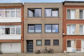 Appartement met 2 slaapkamers en op gunstige locatie te Deurne.<br /><br />Vlotte bereikbaarheid naar autostrades en invalswegen wat ideaal is voor het woon-werk verkeer. Op fietsafstand van winkels, scholen, openbaar vervoer en het Bisschoppenhof park waar ontspanning troef is! <br /><br />We betreden het gebouw via de gezamenlijke inkomhal waar de trap ons toegang verleent tot het 1ste verdiep waar het appartement zich bevindt. Het appartement omvat een gezellige, lichtrijke leefruimte met zithoek, eetplaats en uitgeruste open keuken, verder is er een vestiaire, een apart toilet met handenwasser. Via de nachthal krijgen we toegang tot de badkamer met ligbad/douchecombinatie en badkamermeubel, berging/wasplaats én 2 slaapkamers.<br /><br />Bijkomend is dit appartement gelegen in een kleinschalig gebouw van 3 entiteiten wat ervoor zorgt dat er géén gemeenschappelijke kosten en ook géén syndicus zijn. <br /><br />Bijzonderheden: residentiële locatie, grote glaspartijen die zorgen voor de nodige natuurlijke lichtinval, bouwjaar 2006,... <br /><br />Eveneens ook interessant als investering met mogelijks gunstig rendement! Actueel is het appartement reeds lange termijn verhuurd. <br /><br />Zeer gezellig appartement met 2 slaapkamers op centrale locatie te Deurne dat absoluut de moeite waard is om te bezoeken.
