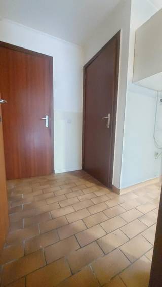 Dit gelijkvloers appartementje is gelegen op wandelafstand van het centrum Bredene Duinen<br />en van de tramhalte Bredene aan zee in een kleine residentie <br /><br />Omvat: inkom, lichtrijke woonkamer met een open keukenblok<br />voorzien met kasten, kookplaat, dampkap en spoelbak.<br />1 slaapkamer, badkamer met lavabo, toilet en zitbad.<br /><br />Achteraan een privatief terras - zuid gericht - met tuinhuis ideaal als berging.<br />Tevens een parkeerplaats aan de voorkant van het gebouw.<br /><br />Verwarming met warmtepomp ( koud en warm ) - Epc waarde 236 kWh = Label C<br /><br />Beschikbaar vanaf 1 juli 2026<br />Huurprijs 600 euro. Waarborg 3 maanden huur.<br />Geschikt voor alleenstaande of koppel.<br /><br />informatie en bezoeken via kantoor. <br /><br /><br /> 