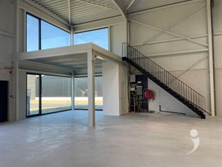 <p><span>Nieuwe KMO-unit met uitstekende zichtbaarheid en verbindingsmogelijkheden.</span></p><p><span>Oppervlakte 240 m² (12 m x 20 m) met een vrije hoogte van 6 meter.</span></p><p><span>Ideaal om jouw zaak te vestigen.</span></p><p><span> </span></p><p><span>Deze hoek-unit heeft veel lichtinval en is voorzien van een platform van 20m².</span></p><p><span>Verder is deze uitgerust met een toilet, uitgietbak, stalen trap, voldoende stopcontacten en verlichting.</span></p><p><span>eveneens zijn laadpaal, zonnepanelen en waterput voorzien.</span></p><p><span> </span></p><p><span>Huurprijs is excl. BTW en excl. maandelijkse last van 120 EUR.</span></p><p><span> </span></p><p><span>Interesse? Contacteer ons via 016 15 31 15 of <span>info@immolivit.be</span></span><span> </span></p>