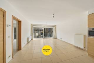 In het centrum van Oudenburg bevindt zich dit verzorgd appartement op de eerste verdieping van residentie Iris (Bj 2008). Het appartement beschikt over een lichtrijke leefruimte met open, volledig uitgeruste keuken en toegang tot het terras. Verder zijn er 2 slaapkamers, een badkamer met ligbad en dubbele lavabo, een apart toilet en een praktische berging met aansluiting voor wasmachine.<br /><br />Het appartement is voorzien van centrale verwarming op aardgas, pvc-ramen met dubbele beglazing en een combinatie van tegel- en laminaatvloeren. Fietsen kunnen geplaatst worden aan de zijkant van de doorgang naar de garages.<br /><br />Mogelijkheid tot aankoop garage nr. 2 (5,72 x 2,76 m) bereikbaar via automatische poort, met elektriciteit en manuele kantelpoort.<br /><br />Interessant als eigen woonst of investering dankzij de centrale ligging nabij winkels en voorzieningen.