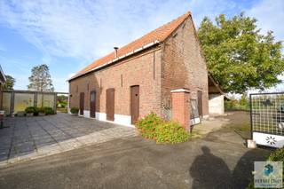 In het rustige, landelijke Beernem vindt u deze ruime woning met grote tuin, oprit, schuur en grote moestuin met serre, gelegen op een perceel...