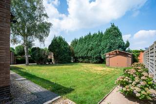 <p><span>Op een gegeerde en rustige locatie vinden we deze </span><span>solide laagbouwwoning</span><span>, die doorheen de jaren steeds bijzonder goed werd onderhouden. Hoewel de woning vandaag een renovatie kan gebruiken, vormt ze een </span><span>uitstekende basis voor wie op zoek is naar een woning met karakter en veel potentieel</span><span>.</span></p><p><span>De huidige indeling omvat een inkom-/nachthal met gastentoilet, twee slaapkamers en een badkamer. Verder beschikt de woning over een </span><span>ruime woonkamer met aansluitende keuken en praktische wasplaats</span><span>, evenals een inpandige garage.</span></p><p><span>De woning biedt bovendien heel wat </span><span>uitbreidingsmogelijkheden</span><span>. Zo bevindt zich onder de woning een kruipruimte, wat toekomstige renovatiewerken en het vernieuwen van technieken aanzienlijk kan vergemakkelijken. De ruime zolderverdieping biedt daarnaast de mogelijkheid om een </span><span>volwaardige extra woonverdieping</span><span> in te richten en zo de bewoonbare oppervlakte aanzienlijk uit te breiden.</span></p><p><span>Ook de tuin is een absolute troef. Deze geniet van een </span><span>bijzonder rustige en open ligging</span><span> en wordt achteraan verlengd door een bijkomend stuk grond in agrarisch gebied. Hierdoor geniet u van een blijvend groen en open uitzicht. Bovendien is er een </span><span>uitweg richting de Zijpstraat</span><span>.</span></p><p><span>Kortom, een </span><span>stevige woning met een uitstekende basis, mooie uitbreidingsmogelijkheden en een unieke rustige ligging</span><span>. Ideaal voor wie bereid is de woning naar eigen smaak te renoveren en er een hedendaagse, ruime thuis van te maken.</span></p>