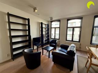 <p><span>In de bruisende buurt rond Park Spoor Noord vinden we dit instapklare en volledig gemeubelde appartement op de tweede verdieping van een verzorgd gebouw metlift.</span></p><p><span> </span></p><p><span>Indeling:</span></p><p><span>De lichtrijke leefruimte met grote ramen biedt een aangename, open sfeer en is ingericht met zetels, kasten, salontafel en eettafel. De ruimte voelt ruim aan en geniet van veel natuurlijk licht.</span></p><p><span>De open keuken is volledig uitgerust en voorzien van kookplaat, oven, dampkap, vaatwasser en koelkast en diepvriezer. Een praktische ontbijthoek maakt het geheel compleet!</span></p><p><span> </span></p><p><span>Via de hal bereik je de slaapkamer, die ruim genoeg is voor een dubbel bed en voorzien is van kleerkast. </span></p><p><span>De badkamer beschikt over een douche, toilet en wastafel.</span></p><p><span>Er is ook een aparte technische berging met aansluiting voor wasmachine en droogkast.</span></p><p><span> </span></p><p><span>Op het gelijkvloers is er een gemeenschappelijke fietsenberging. Een staanplaats voor de fiets kost 15 per maand. </span></p><p><span> </span></p><p><span>Nuttige informatie:</span></p><p><span>- Gemeenschappelijke kosten: 50 euro</span></p><p><span>- Onmiddellijk beschikbaar</span></p><p><span>- Huurwaarborg 3 maanden</span></p><p><span>- Plaatsbeschrijving: 225 euro (per partij)</span></p><p><span>- EPC: 151 kWh/m²jaar</span></p><p><span> </span></p><p><span>Boek nu zelf ONLINE uw afspraak in. Surf naar het betreffende eigendom op onze website <span>www.habicom.be</span></span><span> en klik op de roze knop </span><span>'PLAN EEN BEZOEK'</span><span>. <br />Kies het moment dat u het beste uitkomt, vul de gevraagde contactgegevens in en klik nadien op verzenden om te bevestigen.</span></p><p><span> </span></p><p><span> </span></p>
