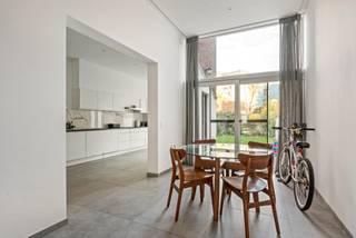 In the prestigious Markgravebuurt, we offer this stately townhouse with a garden. The property stands out for its spacious rooms, functional layout, and excellent location.<br /><br />The ground floor comprises a spacious living room with adjoining dining area and a fully equipped kitchen, both with direct access to the pleasant garden. This layout creates harmony between indoor and outdoor living and offers optimal living comfort.<br /><br />On the mezzanine floor, there is a bright office, perfect for use as a workspace or study area.<br /><br />The first floor features two spacious bedrooms and a fully equipped bathroom. On the second floor, there are two more bedrooms and an additional bathroom, making this property ideal for larger families or those requiring extra space.<br /><br />Additionally, there is a basement providing extra storage space and practical possibilities.<br /><br />This property represents a unique opportunity in one of the most sought-after neighborhoods in the city, characterized by its peaceful surroundings and excellent accessibility.