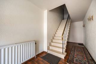 <h2>Appartementsgebouw bestaande uit 3 appartementen elks met eigen tuin en parkeerplek!</h2>
<p><span><strong>Appartementsgebouw met 3 appartementen, inpandige garage en eigen tuin te koop in Stabroek-Putte</strong> – Instant rendement, elk appartement is verhuurd! <br /></span></p>
<h3><strong>Algemene Beschrijving van het Gebouw</strong></h3>
<p><span>Het gebouw bestaat uit <strong>3 afzonderlijke appartementen</strong> met elks een eigen tuin en beschikt over een <strong>inpandige garage</strong>. Bouwjaar: <strong>1973</strong> Staat: <strong>Op te frissen</strong> Oppervlakte perceel: <strong>424 </strong><strong>m²</strong> Oriëntatie: <strong>Zuid</strong></span></p>
<h3><strong>Indeling per Appartement</strong></h3>
<h4><strong>Appartement 1 – Gelijkvloers</strong></h4>
<ul>
<li>
<p><span><strong>Bewoonbare oppervlakte:</strong> 82 m²</span></p>
</li>
<li>
<p><span><strong>Indeling:</strong> woonkamer, keuken, badkamer, apart toilet, twee slaapkamers, tuin beschikbaar via één van de slaapkamers</span></p>
</li>
<li>
<p><span><strong>Kenmerken:</strong> Extra bergruimte in gemeenschappelijke garage (met aansl. wasmachine), garageberging, EPC label C - 287 kWh / (m² jaar)</span></p>
</li>
<li><span>Verwarming: <b>Gemeenschappelijke mazout-installatie - overgebracht door radiatoren</b></span></li>
<li><strong>Huurstatus:</strong> verhuurd – huurprijs: €850 + €90 / mnd (niet geïndexeerd)</li>
</ul>
<h4><strong>Appartement 2 – Eerste verdieping rechts</strong></h4>
<ul>
<li>
<p><span><strong>Bewoonbare oppervlakte:</strong> 87m²</span></p>
</li>
<li>
<p><span><strong>Indeling:</strong> woonkamer, keuken, badkamer, apart toilet, twee slaapkamers, balkon via één van de slaapkamers </span></p>
</li>
<li>
<p><span><strong>Kenmerken:</strong> Tuin bereikbaar via de garage, garageberging, EPC label C - 212 kWh / (m² jaar)<br /></span></p>
</li>
<li><span>Verwarming: <b>Gemeenschappelijke mazout-installatie - overgebracht door radiatoren</b></span></li>
<li><strong>Huurstatus:</strong> verhuurd – huurprijs: €825 + €120 / mnd (niet geïndexeerd)</li>
</ul>
<h4><strong>Appartement 3 – Eerste verdieping links</strong></h4>
<ul>
<li>
<p><span><strong>Bewoonbare oppervlakte:</strong> 87m²</span></p>
</li>
<li>
<p><span><strong>Indeling:</strong> {woonkamer, keuken, badkamer, apart toilet, twee slaapkamers, balkon via één van de slaapkamers</span></p>
</li>
<li>
<p><span><strong>Kenmerken:</strong> Tuin bereikbaar via de garage, garageberging, EPC label D - 394kWh / (m² jaar)<br /></span></p>
</li>
<li><span>Verwarming: <b>Gemeenschappelijke mazout-installatie - overgebracht door radiatoren</b></span></li>
<li><strong>Huurstatus:</strong> verhuurd – huurprijs: €800 + €90 / mnd</li>
</ul>
<h3><strong>Inpandige Garage</strong></h3>
<ul>
<li>
<p><span><strong>Type:</strong> meerdere staanplaatsen</span></p>
</li>
<li>
<p><span><strong>Toegang:</strong> automatische poort</span></p>
</li>
<li>
<p><span><strong>Extra:</strong> bergingen per appartement - toegang tot de tuin van twee van de drie appartementen</span></p>
</li>
</ul>
<h3><strong>Financieel</strong></h3>
<ul>
<li>
<p><span>Vraagprijs gebouw: <strong>€679.000</strong></span></p>
</li>
<li>
<p><span>Totale huuropbrengst: <strong>€29.700 / jaar (zonder kosten, zonder indexatie)</strong></span></p>
</li>
</ul>
<h2><strong>Interesse?</strong></h2>
<p><span>Laat deze kans niet aan u voorbijgaan. Contacteer Vastgoed03 via <strong>03 568 03 03</strong> of <strong>info@vastgoed03.be</strong> voor meer informatie of een bezoek.</span></p>