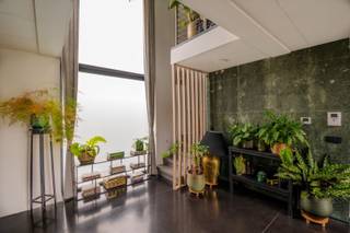 Moderne ENERGIEZUINIGE villa op toplocatie nabij het Albert kanaal en de E313.<br /><br />Deze STIJLVOLLE open bebouwing ligt op een perceel van +/- 10 are en combineert ruimte, comfort en een uitstekende bereikbaarheid. Gelegen op een STRATEGISCHE locatie, op korte afstand van het kanaal en met vlotte verbinding naar de E313, geniet u hier van modern wonen in een aangename omgeving.<br /><br />De woning met een bewoonbare oppervlakte van +/- 165m² beschikt over drie volwaardige slaapkamers en een perfect uitgeruste badkamer met zowel een ligbad als een ruime inloopdouche. De keuken met eiland heeft een mooi zicht op de fraai aangelegde tuin. Dankzij de DOORDACHTE INDELING en grote raampartijen geniet u werkelijk overal van veel natuurlijk licht en een open WOONGEVOEL.<br /><br />Buiten vormt het ruime terras met stijlvolle overkapping (voorzien van verstelbare lamellen) de IDEALE PLEK om het hele jaar door te ontspannen of gasten te ontvangen. Alsof dat nog niet genoeg is kan je ook kiezen voor een leuke avond in de knusse houten tuinkamer. Daarnaast is er een losstaande garage, met een oppervlakte van liefst 50m², voorzien om twee wagens te stallen of te gebruiken als extra opslagmogelijkheden.<br /><br />De TROEVEN van deze villa zijn werkelijk teveel om op te noemen. ENERGIEZUINIGHEID staat zeker centraal. Er is een condensatieketel geplaatst, een warmtepomp, zonnepanelen (6.000 Wp), zonneboiler,...<br /><br />Je mag hier gerust spreken van een INSTAPKLARE WONING waar comfort, stijl en bereikbaarheid perfect samenkomen.<br /><br />Aarzel niet en maak vandaag nog een afspraak op 011/24.16.01 of info@group-inc.be.