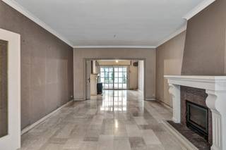 <p>Op een strategische ligging in <strong>Zele</strong> bevindt zich deze te <strong>moderniseren</strong> woning. Deze woning betreden we via de inkomhal. Via de inkomhal komen we in de <strong>ruime leefruimte</strong> terecht. Via de leefruimte komen we in de keuken terecht, waar er ook een vaste trap is naar de <strong>kelder</strong>. Via de keuken betreden we nog de <strong>extra bergruimte</strong> of <strong>wasplaats</strong> en een <strong>veranda</strong>. Via de veranda komen we in de gezellige <strong>tuin met terras</strong>. Achteraan de woning is er een <strong>garage</strong> voorzien die men kan betreden via een achterliggende weg. Dit is een <strong>absolute troef</strong> van deze woning. Via een vaste trap betreden we de eerste verdieping, waar zich <strong>3 slaapkamers</strong> bevinden en een <strong>badkamer met douche</strong>. <strong>CV op Aardgas - Garage - Betonconstructie - EPC (E)</strong></p>