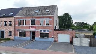 Bent u op zoek naar een perfect gelegen handelspand met woonst, klaar om uw horecadroom te realiseren? Deze volledig ingerichte frituur met...