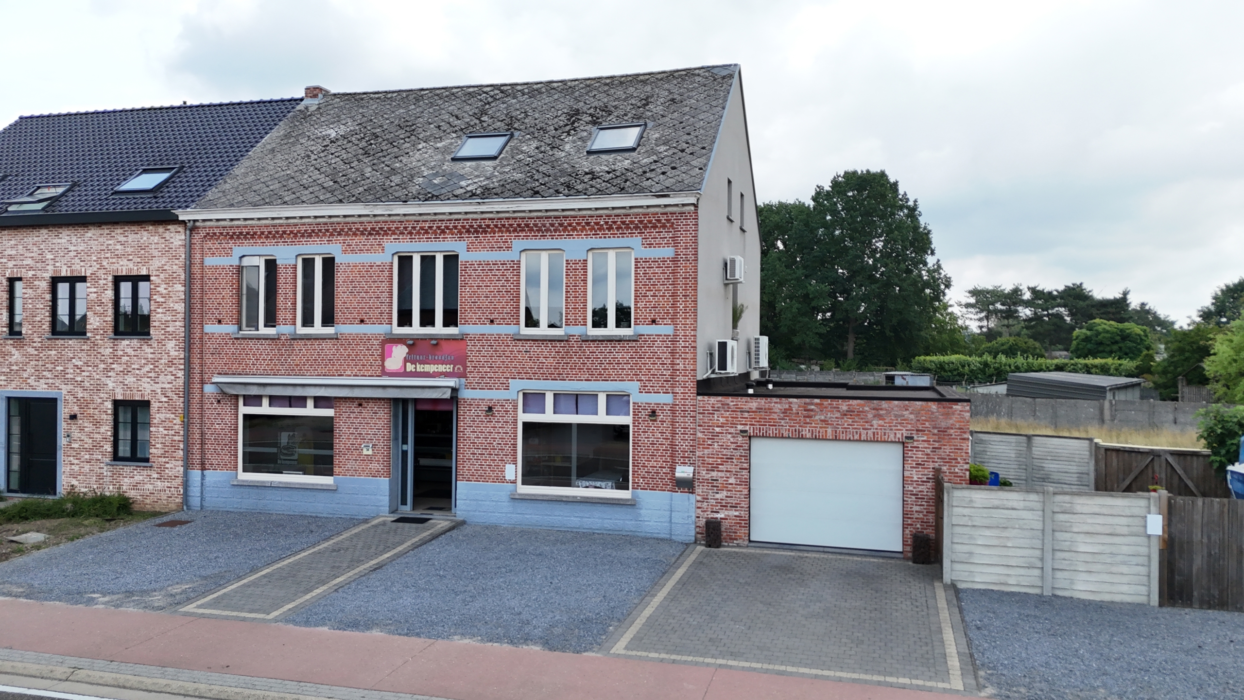 Te koop: Handelshuis met woonst – Instapklare frituur met woonst op toplocatie in Vorst - foto 1