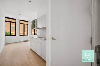 <p><span>STUDENTS ONLY! Gemeubelde studio in hartje Mechelen - EERSTE BEWONING NA RENOVATIE </span></p><p><span>Kom blokken in Blokstraat 10", dé moderne en knusse thuisbasis voor studenten die comfortabel willen wonen. Je komt terecht in een spiksplinternieuwe doch supergezellige studio, voorzien van alle modern comfort en gemak.</span></p><p><span>Zeer centraal gelegen in hartje Mechelen (Vismarkt) terwijl je geniet van een rustige straat vlakbij alle voorzieningen (Thomas More, winkels, bushaltes, de levendige Markt en Bruul, etc.)</span></p><p><span>De studio is gelegen op de eerste verdieping met grote ramen richting de tuin en dus veel daglicht. De studio beschikt over een ruime aparte badkamer, een apart toilet alsook een leefgedeelte met slaapplaats, zithoek en open kitchenette.</span></p><p><span> </span></p><p><span>Ter info:</span></p><p><span>·De studio heeft een totale oppervlakte van 22,5m² en omvat een aparte toilet alsook een aparte ruimte badkamer met douche, ingebouwde lavabo met lade en spiegel.</span></p><p><span>·De kitchenette werd uitgevoerd in zeer mooie materialen en is voorzien van ledverlichting. Deze omvat verder een koelkast, een inductievuur met twee zones, een telescopische dampkap en een grote lavabo met ééngreepskraan. Er werd plaats voorzien voor het toevoegen van een vrijstaande microgolfoven (zelf mee te brengen). </span></p><p><span>·De studio is bemeubeld met een enkel bed (matras zelf te voorzien), een bureau van 160x80cm, een bureaustoel en een kleerkast. Persoonlijke aankleding en detaillering laten we aan de bewoner over (binnen de grenzen van het huishoudelijke reglement).</span></p><p><span> </span></p><p><span>Verder beschikt het pand over het modernste gemak en technische eisen als volgt:</span></p><p><span>·videofoon met kleurenscherm per individuele studio;</span></p><p><span>·verwarming (én koeling in kamers en studio's) via warmtepomp en ventiloconvector;</span></p><p><span>·grote gemeenschappelijke ruimte op gelijkvloers met volledig uitgeruste keuken, zithoek en apart toilet;</span></p><p><span>·gemeenschappelijke tuin waar het heerlijk vertoeven is in lente, zomer en herfst!</span></p><p><span>·vloerverwarming in de gemeenschappelijke delen</span></p><p><span>·ventilatie systeem C;</span></p><p><span> </span></p><p><span>ENKEL voor studenten !</span></p><p><span>Maandelijkse gemeenschappelijke lasten bedragen 75 (provisie) en omvatten water, elektriciteit, verwarming en internet.</span></p><p><span>Kom zeker langs voor een bezoek en ontdek Blokstraat 10, dé plek in Mechelen om te studeren, relaxen én connecteren.</span></p><p><span> </span></p><p><span>Voor een bezoek of meer info : contacteer De Makelaardij - 015 20 20 82 - info@demakelaardij.be</span></p><p><span> </span></p>