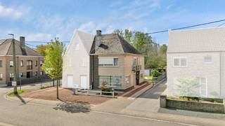 <p>Voor meer info of een bezoek, bel 054 69 39 31 - Bent u op zoek naar <strong>een woning die u volledig naar eigen smaak kunt renoveren</strong>? Dan is deze ruime halfopen bebouwing, gelegen op een toplocatie, iet voor jou. Via de inkomhal betreedt u de lichtrijke leefruimte. Aan de achterzijde van de woning bevindt zich <strong>een zeer ruime keuken met directe toegang tot het terras en de tuin</strong>. Aansluitend zijn er een praktische berging, een aparte wasruimte en een toilet aanwezig. Op de eerste verdieping bevinden zich <strong>drie volwaardige slaapkamers</strong>, een nachthal en een badkamer (bad, lavabo, toilet). De zolderruimte bereikt men via een vaste trap. Hier heeft men de mogelijkheid extra slaapkamers te creëren. Verder beschikt de woning over een achterliggende garage, een aangename tuin en <strong>voldoende parkeergelegenheid</strong>. Deze woning is ideaal voor wie op zoek is naar <strong>een renovatieproject op een toplocatie</strong>, met alle voorzieningen en natuur binnen handbereik.</p><p>CV op stookolie - Prachtig uitzicht - Betonconstructie - Garage - Centrale, residentiële ligging.</p><p>Belangrijk: deze woning valt onder de renovatieverplichting.</p>