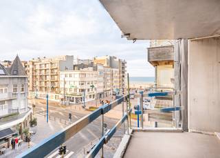 <strong>Residentie ZonZicht: Uw uitvalsbasis aan de Kust</strong><br /> <br />Ontdek residentie "ZonZicht", een stijlvol nieuwbouwproject in de Zeelaan te Koksijde, op slechts één minuut wandelen van het strand. Het gebouw, gekenmerkt door strakke lijnen en grote raampartijen, biedt maximaal lichtinval en een tijdloze architectuur. De hoge afwerkingsgraad en het gebruik van kwalitatieve materialen zorgen voor duurzaam wooncomfort. <br /> <br />Residentie "ZonZicht" is ideaal voor wie een comfortabele uitvalsbasis zoekt voor vakanties in Koksijde, met een uitstekende bereikbaarheid en nabijheid van het centrum en het gemeentehuis, waar tal van activiteiten plaatsvinden. Bovendien is dit project een sterke investering, met mogelijkheden voor zowel vakantie- als jaarverhuur.<br /><br />Indeling: Inkomhal met plaats voor vestiaire | Open en volledig uitgeruste keuken | Zonnige leefruimte uitgevend op westgericht balkon (6,33 m²) met zijdelings zeezicht | Berging met voorziening voor wasmachine | Badkamer met inloopdouche en lavabo in meubel | Afzonderlijk toilet met lavabo | 2 slaapkamers uitgevend op balkon achteraan (1,66 m²) | Private kelder | Gemeenschappelijke fietsenberging | Gemeenschappelijk vuilnislokaal.<br /> <br />Wonen in "ZonZicht" betekent genieten van comfort, stijl, en een ongeëvenaarde kustervaring.